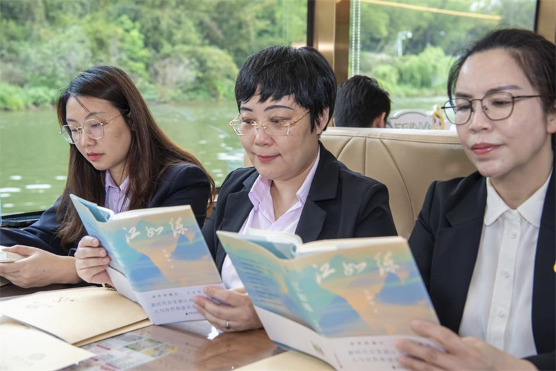 桂林市人民醫(yī)院參與者共同誦讀《江如練》.jpg