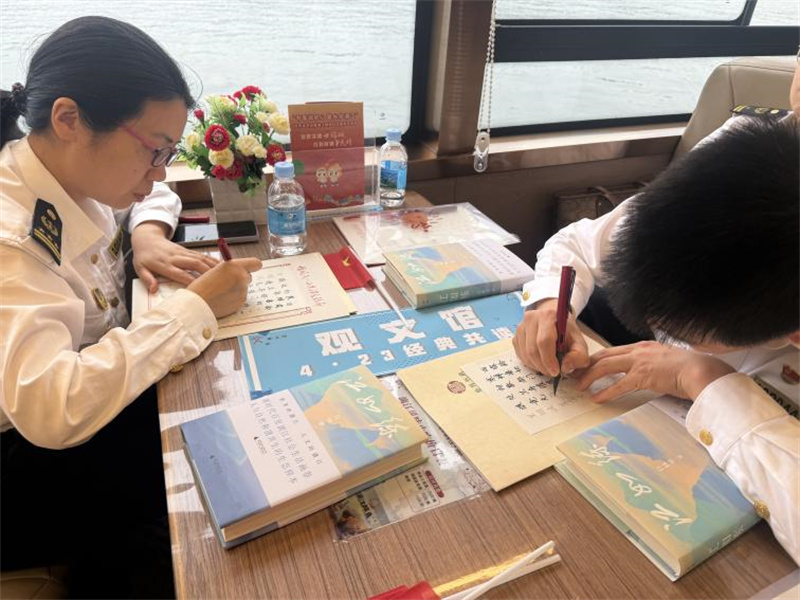 參與者揮毫潑墨，書寫對漓江的熱愛.jpg