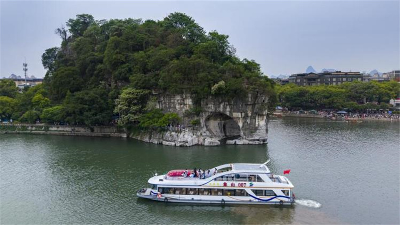 參與者齊聲吟誦《桂林山水》活動現(xiàn)場.jpg