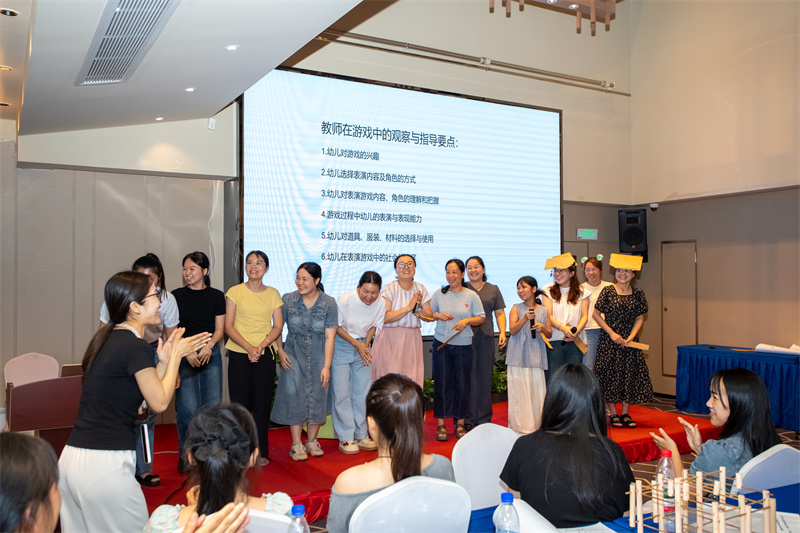 6老師們?cè)凇氨硌萦螒颉爆F(xiàn)場(chǎng)2.jpg
