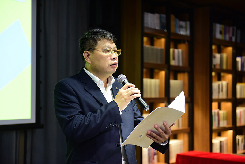 廣西師范大學(xué)出版社集團(tuán)有限公司黨委書(shū)記、董事長(zhǎng)張藝兵致辭（李顯楊 攝）.jpg