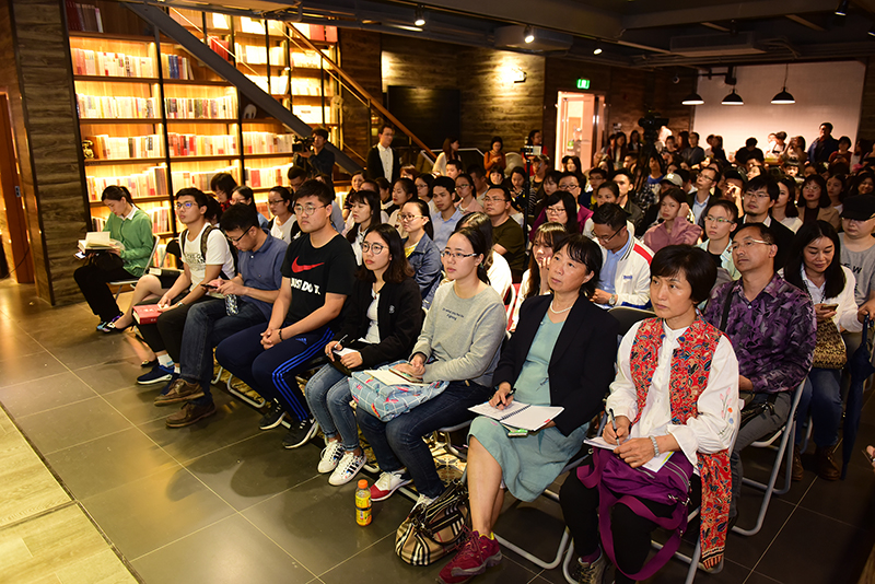 現(xiàn)場觀眾認(rèn)真聆聽施展的演講（李顯楊攝）.JPG