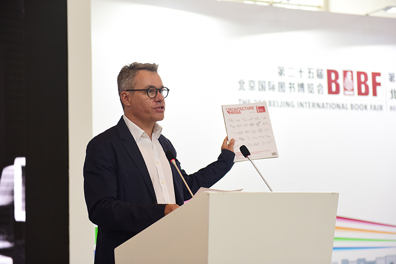 James Smith先生宣布《建筑中國(guó)》雜志創(chuàng)刊.JPG