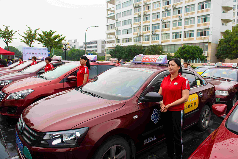 桂林市出租車協(xié)會“巾幗車隊”（李顯楊攝）.jpg
