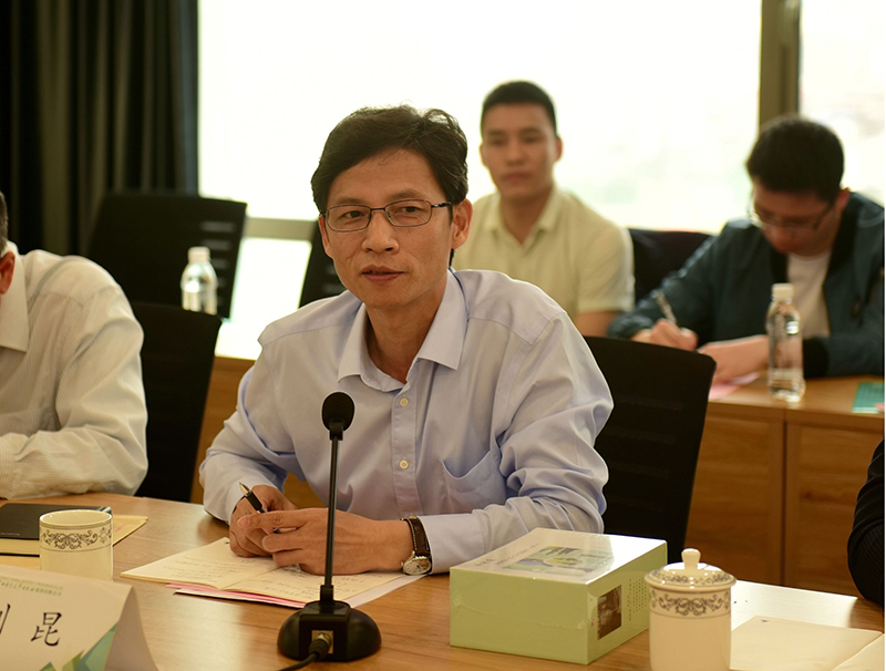 光明日報高級記者、文摘報總編輯、中國文摘報研究會會長劉昆發(fā)言（廖茹畫攝）.jpg