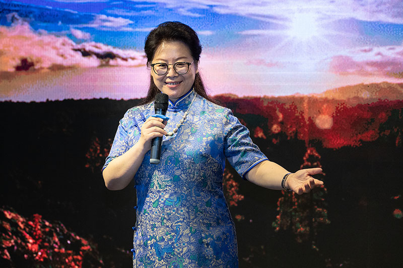 聯(lián)盟閱讀導(dǎo)師楊學(xué)明教授朗誦汪國(guó)真《山高路遠(yuǎn)》 黃珊虎 攝.jpg