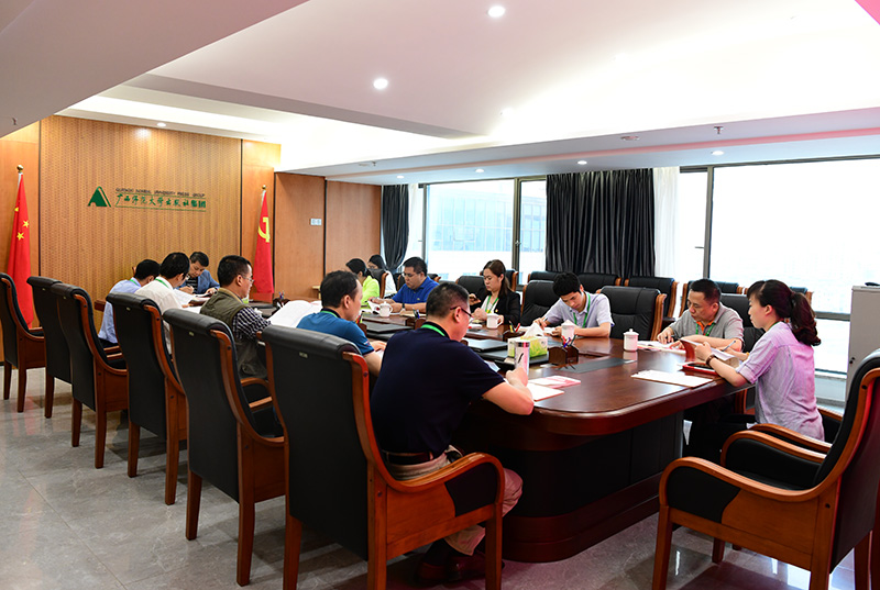 出版社集團(tuán)召開第二次黨委理論中心組學(xué)習(xí)會(huì).jpg