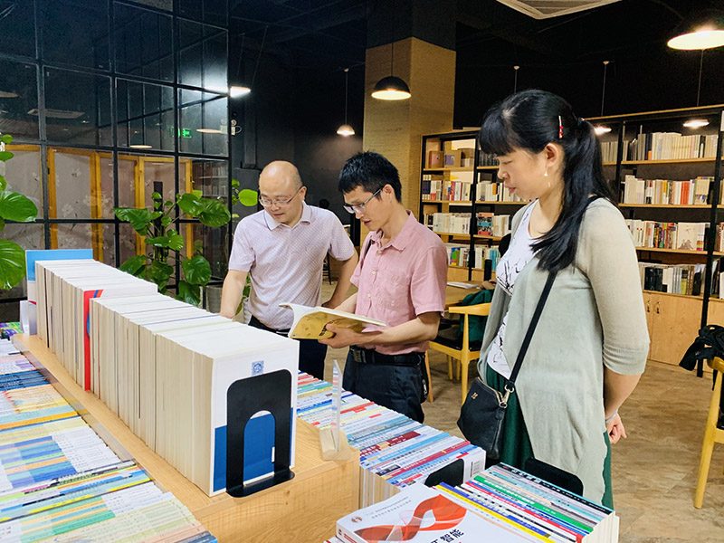 獨(dú)秀書房·玉師店教材巡展現(xiàn)場.jpg