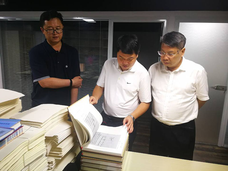 校黨委常委、總會(huì)計(jì)師李英利（左二）在內(nèi)蒙古公司北京出版中心檢查工作.jpg