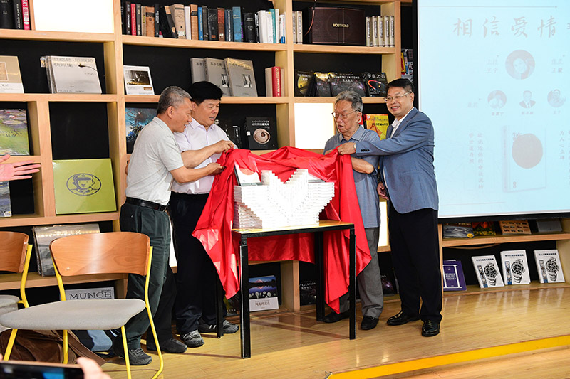 王蒙、聶震寧、鄔書林、張藝兵共同為《生死戀》新書揭幕（李顯楊 攝）.jpg