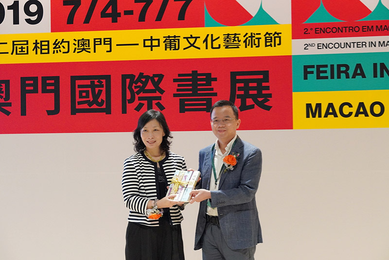 廣西師范大學(xué)出版社集團(tuán)總編輯湯文輝向澳門(mén)文化局局長(zhǎng)穆欣欣贈(zèng)書(shū).jpg