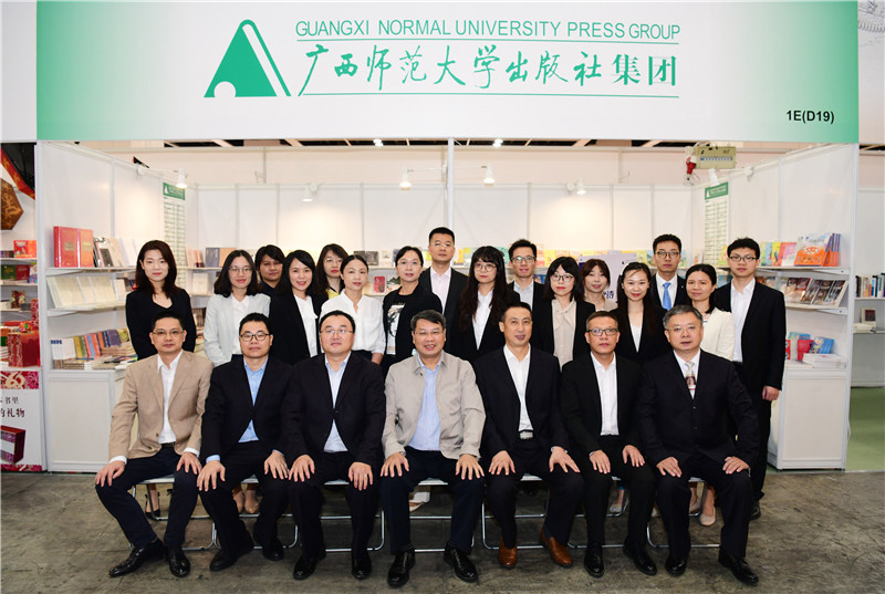 參加香港書展的集團公司員工合影_副本.jpg