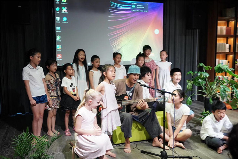 岜農(nóng)與森林谷小學(xué)彈唱會(huì)及《低頭種地，抬頭唱歌》新書發(fā)布.jpg