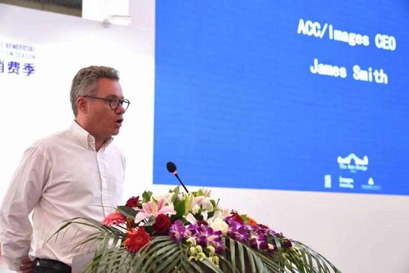（英國ACC出版集團CEO James Smith先生宣布了“藝術之橋2020年度系列”名單）.jpg