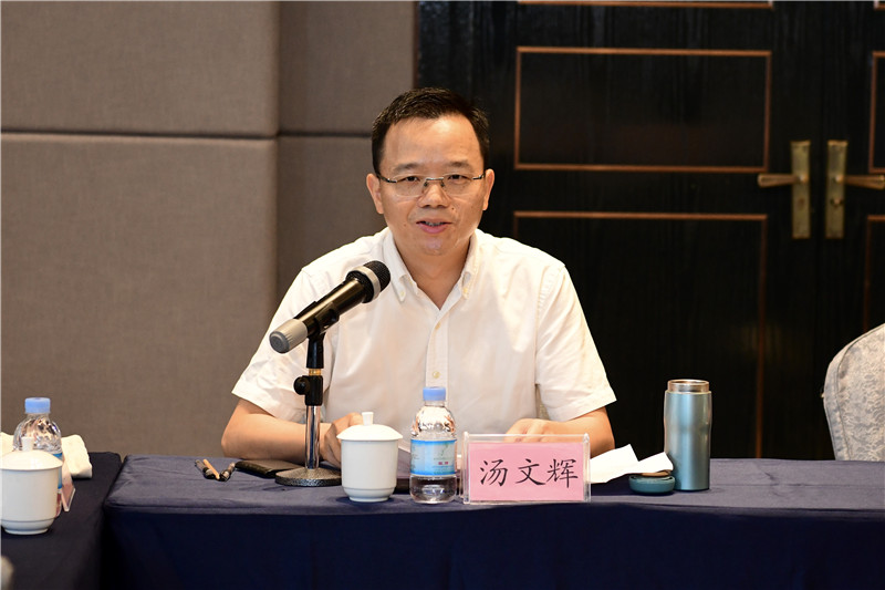 廣西師大出版社集團(tuán)黨委副書記、總編輯湯文輝主持會議.jpg