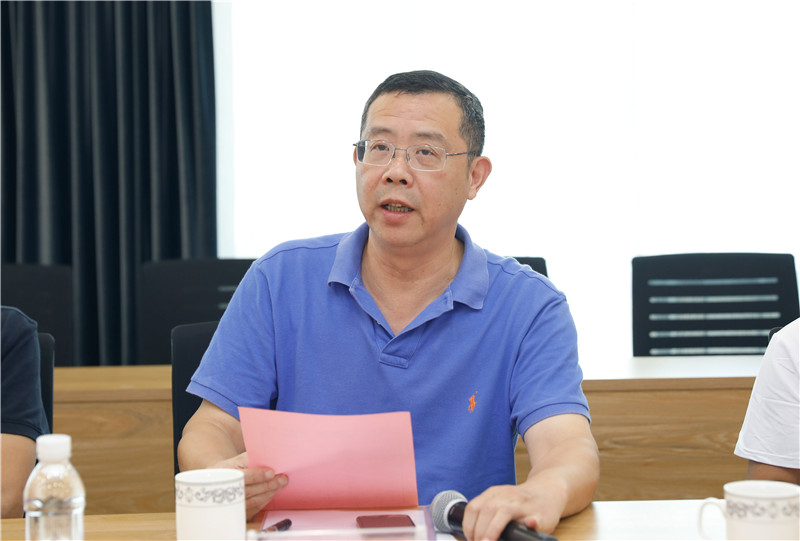 評審委員會主任委員南京師大出版社副社長徐益民發(fā)言.jpg