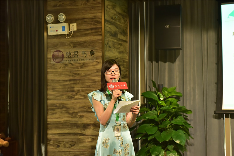 廣西師范大學出版社社科分社運營總監(jiān)伍麗云介紹新近出版的好書  秦念攝.JPG