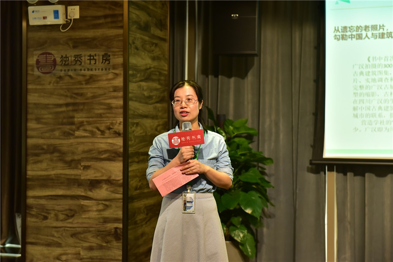 廣西師范大學出版社美術分社質量總監(jiān)廖佳平介紹新近出版的好書  秦念攝.JPG