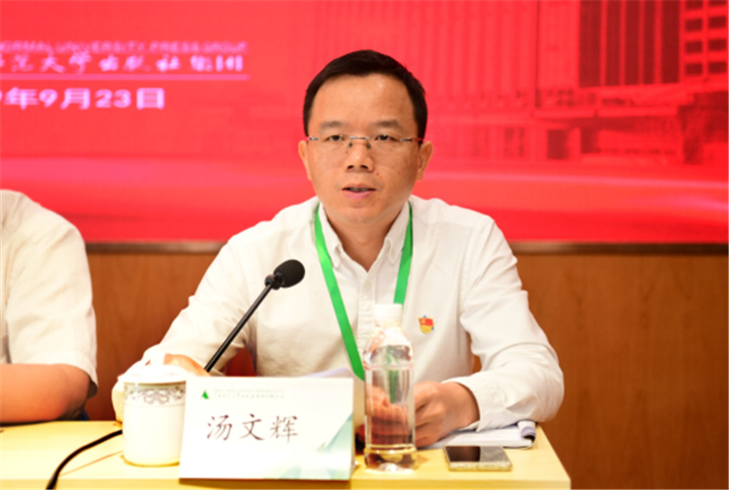 集團(tuán)公司黨委副書記、總編輯湯文輝主持會議.png