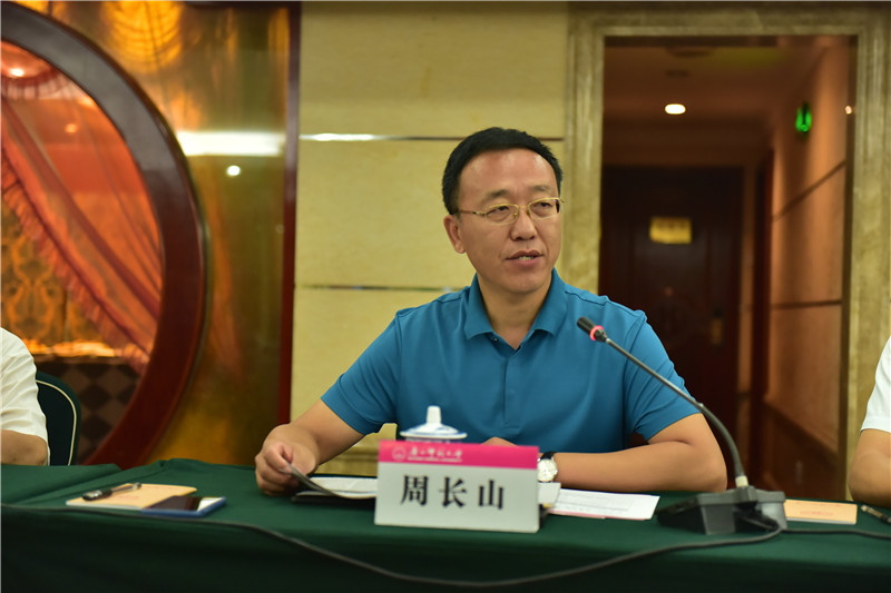 廣西師范大學(xué)教務(wù)處處長、《廣西通史》（十卷本）主編周長山教授介紹編撰情況（郭倩 攝）.JPG