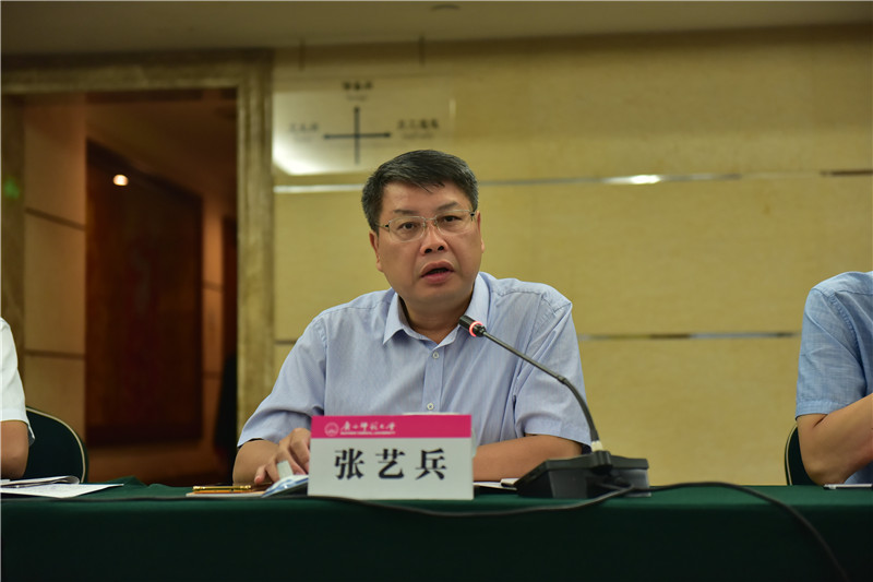 廣西師范大學(xué)出版集團(tuán)有限公司黨委書記、董事長張藝兵介紹《廣西通史》（十卷本）出版情況 （郭倩 攝）.JPG