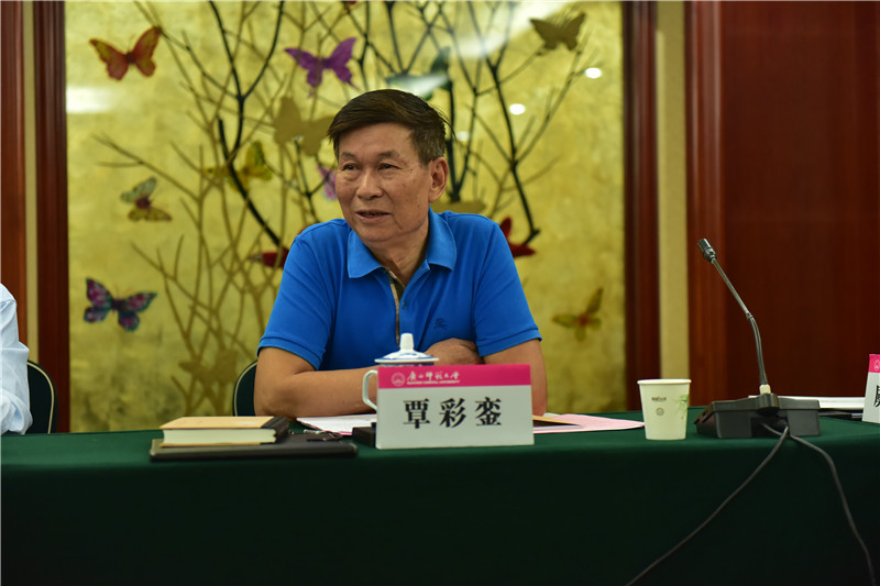 廣西壯學(xué)會會長、廣西民族研究中心研究員覃彩鑾發(fā)言（郭倩 攝）.JPG
