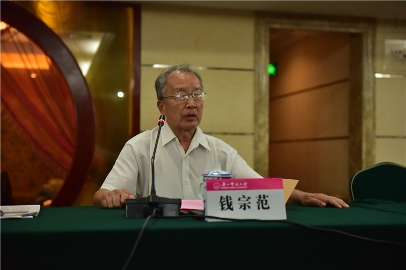廣西師范大學(xué)歷史文化與旅游學(xué)院教授、《廣西通史》第六卷清代卷（1644—1840）負(fù)責(zé)人錢宗范發(fā)言（郭倩 攝）.JPG