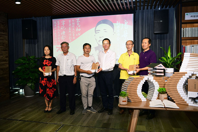 向灌陽(yáng)縣史志辦、縣新華書(shū)店、唐景崧后人代表贈(zèng)書(shū)（左起灌陽(yáng)縣史志辦主任史秋瑩，作者文崇禮，灌陽(yáng)縣新華書(shū)店經(jīng)理劉毅，廣西師大出版社黨委副書(shū)記、總編輯湯文輝，唐氏后人代表唐國(guó)光，桂林市政協(xié)副主席王德明）（李顯楊攝）.JPG