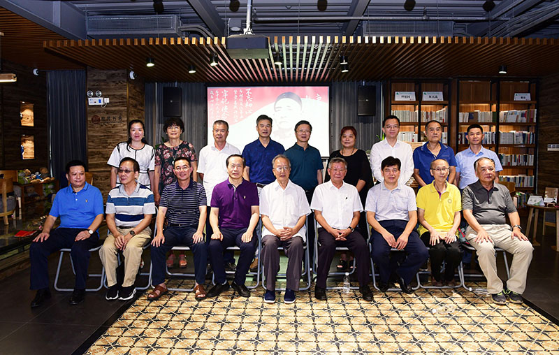 桂林市相關(guān)單位領(lǐng)導(dǎo)，唐景崧同胞三翰林研究會(huì)專家，廣西師大、廣西師大出版社領(lǐng)導(dǎo)合影（李顯楊攝）.JPG