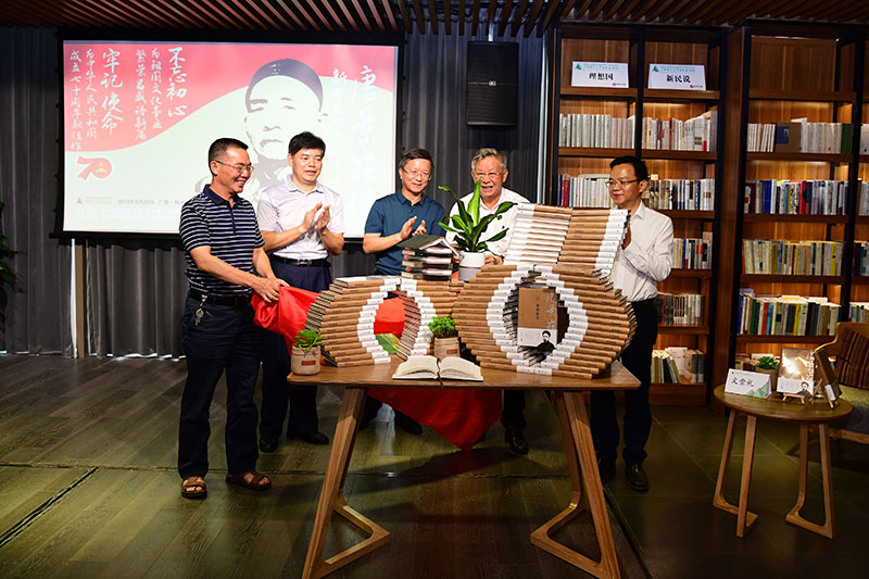 新書(shū)揭幕（左起灌陽(yáng)縣人大常委會(huì)副主任袁高明，廣西師大校黨委常委、紀(jì)委書(shū)記莫坷，桂林市社科聯(lián)主席隆斌，作者文崇禮，廣西師大出版社黨委副書(shū)記、總編輯湯文輝）（李顯楊攝）.JPG