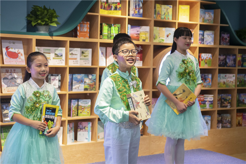 卓然小學學生現(xiàn)場表演詩歌朗誦《一路書香，一路陽光》2（李顯楊攝）.jpg