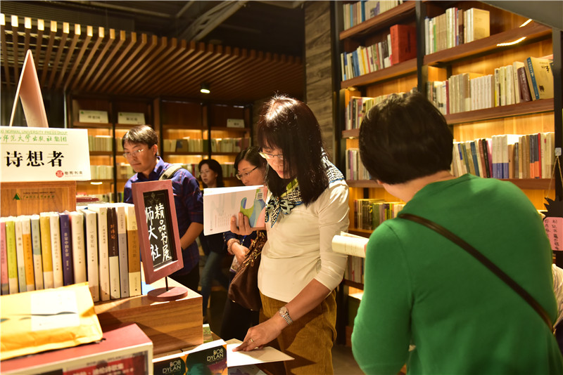 與會(huì)嘉賓參觀獨(dú)秀書房旗艦店 （秦念 攝） (2).JPG