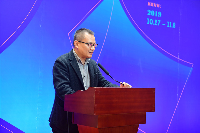 廣西師范大學(xué)出版社美術(shù)館館長張明主持開幕式 （李顯楊 攝） (2).jpg