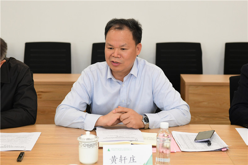 集團(tuán)公司黨委書記、董事長黃軒莊作工作匯報(bào).jpg