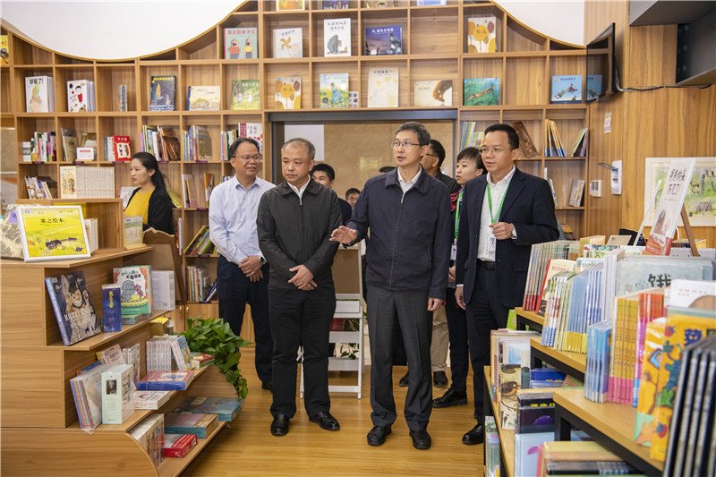 參觀魔法象童書館.jpg