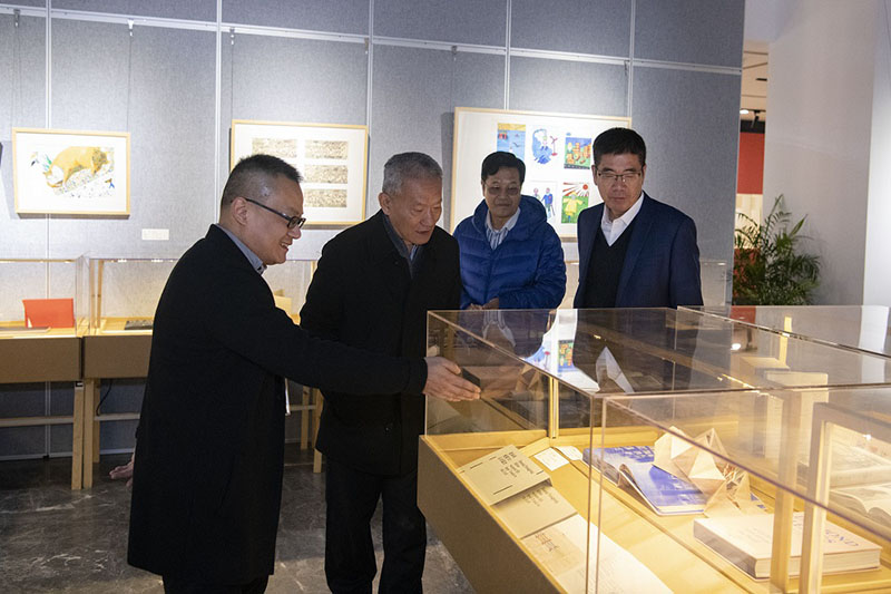9.國家新聞出版廣電總局原副局長、中國出版協(xié)會(huì)常務(wù)副理事長鄔書林（左二）先生參觀展覽（李顯楊攝）.jpg