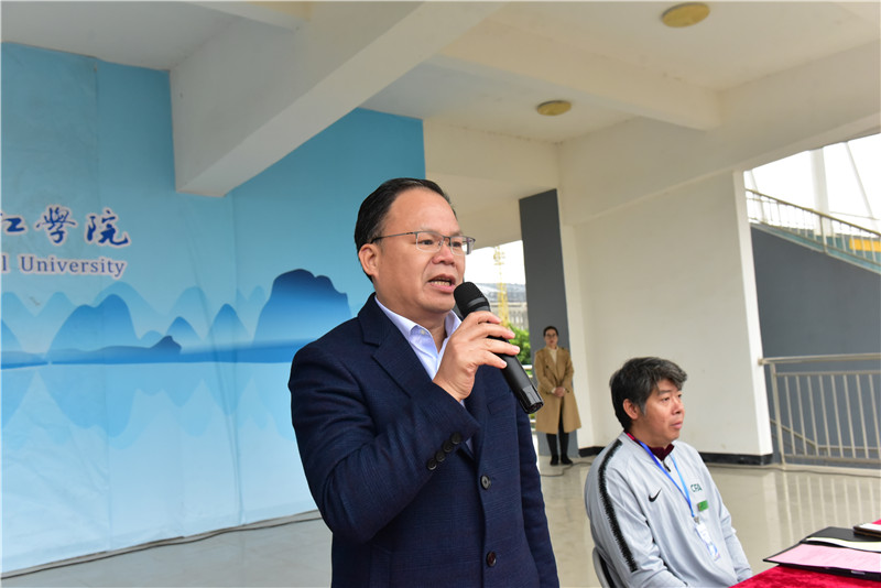 3廣西師范大學(xué)黨委常委、集團(tuán)公司黨委書記、董事長黃軒莊宣布比賽開幕（秦念  攝）.JPG
