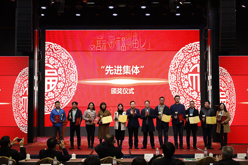 校長賀祖斌，集團公司黨委書記、董事長黃軒莊為先進集體頒獎.jpg