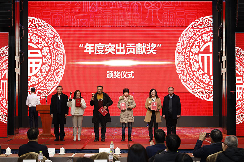 校黨委副書記趙鐵，集團公司黨委副書記、總編輯湯文輝為年度突出貢獻獎頒獎.jpg