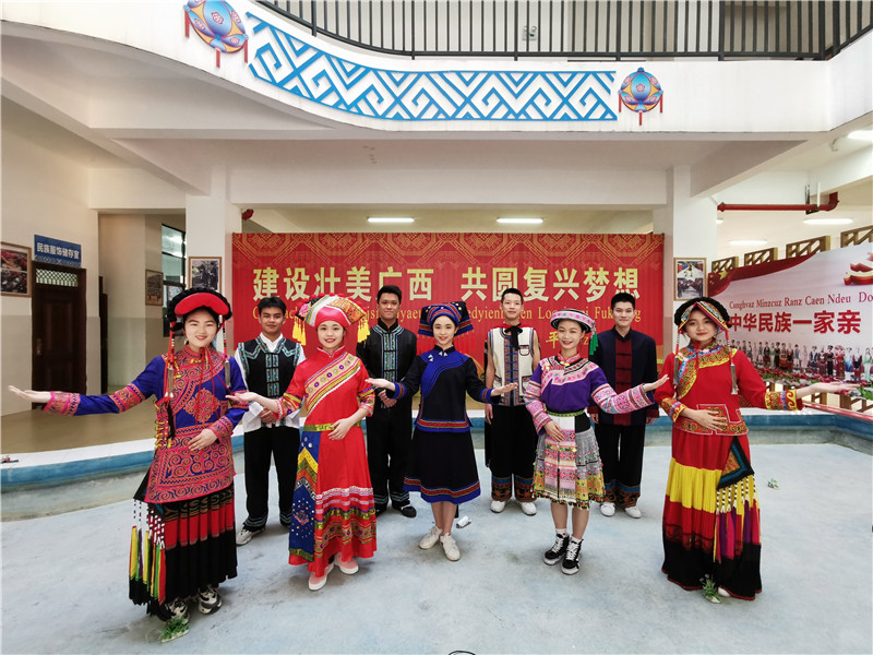 百色民族高級中學(xué)學(xué)生身穿少數(shù)民族服飾，分別用代表方言解讀詩歌《繡袈裟衣緣》（黃立情 攝）.jpg