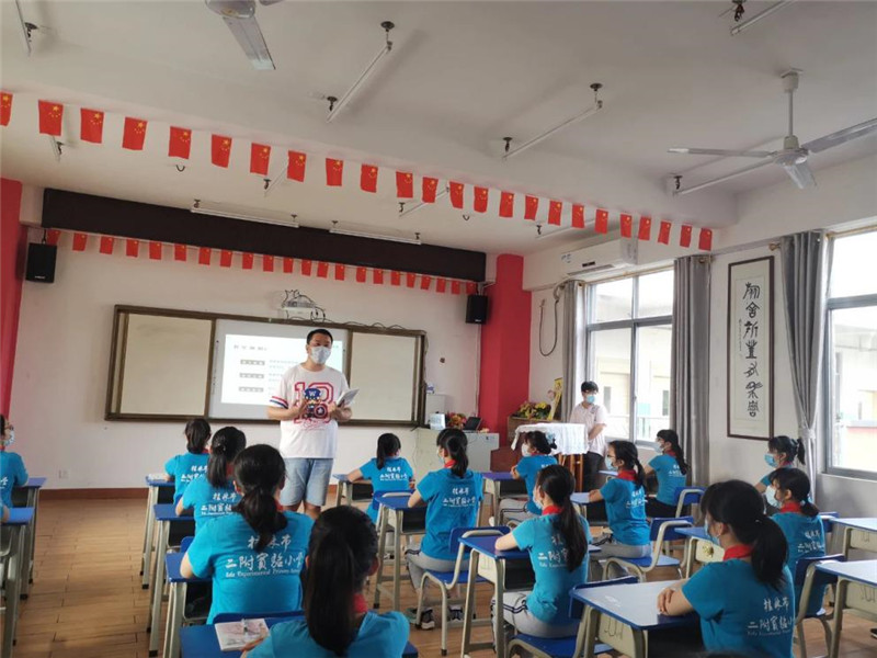 桂林市二附實驗小學(xué)活動負(fù)責(zé)人鄭韡鵬老師進(jìn)行開場致辭.jpg