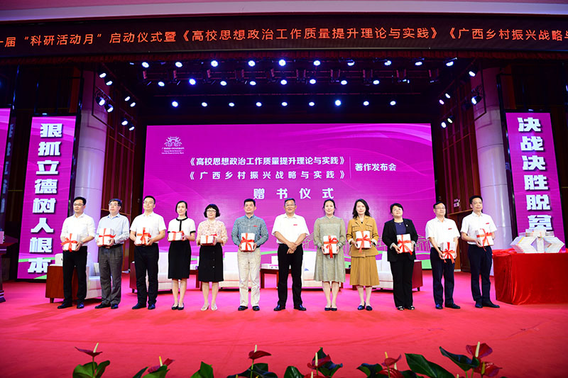 5鄧軍書記為部分單位負(fù)責(zé)人贈(zèng)送書籍（李顯楊 攝）.JPG