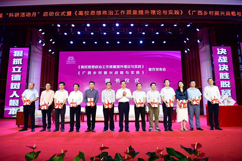 6賀祖斌校長(zhǎng)為部分學(xué)院負(fù)責(zé)人贈(zèng)送書籍（李顯楊 攝）.JPG
