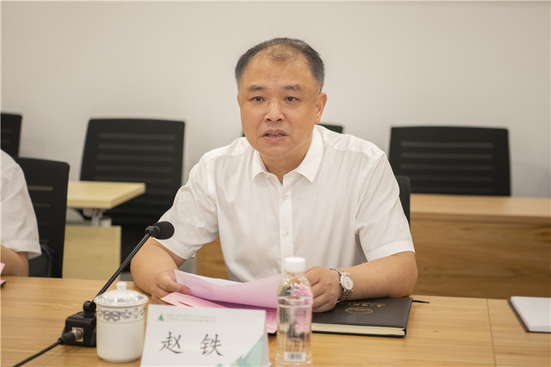 04 校黨委副書(shū)記趙鐵主持座談會(huì)（李顯楊 攝）.jpg