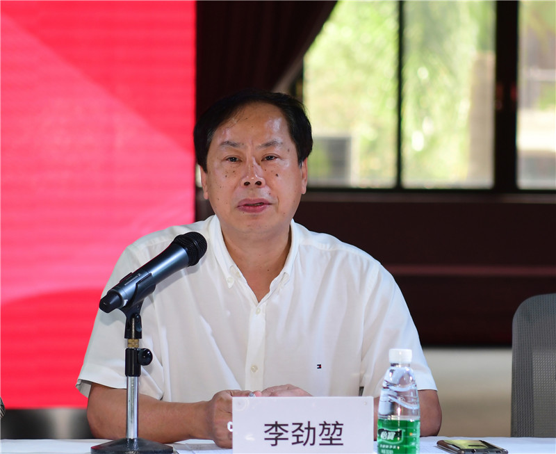 2中國美術(shù)家協(xié)會(huì)副主席、廣東省文聯(lián)主席、廣東省美術(shù)家協(xié)會(huì)主席、廣州美術(shù)學(xué)院院長李勁堃致辭（秦念 攝）.JPG